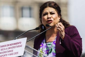 Clara Brugada entrega 20 mil becas de transporte a estudiantes universitarios; proyectan universalizar el programa