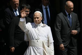 El Papa Le&oacute;n XIV conversa con el presidente palestino, Mahmud Ab&aacute;s