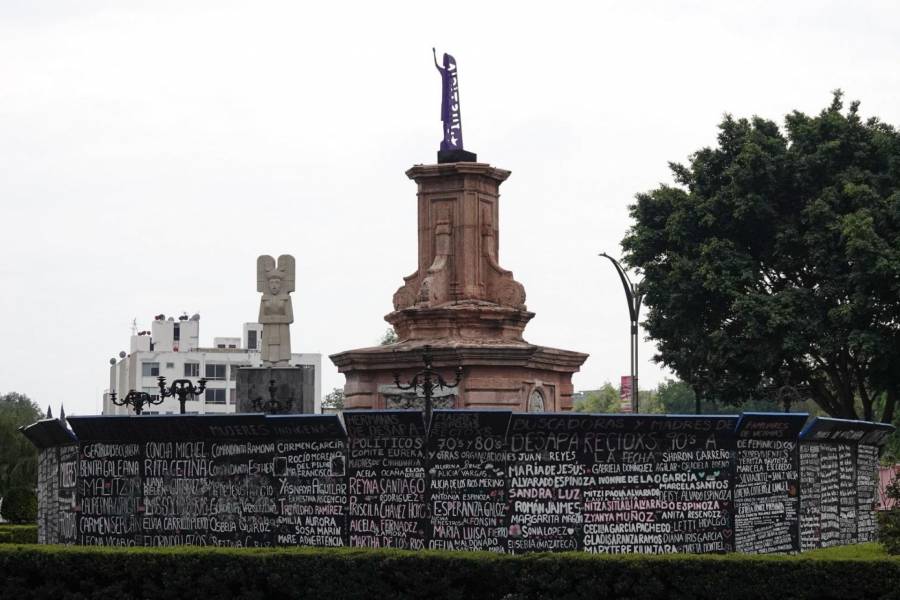 Denuncian robo de cruz rosa en la Glorieta de las Mujeres que Luchan; feministas exigen respeto al sitio