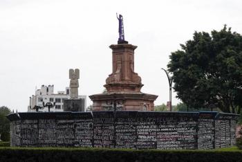 Denuncian robo de cruz rosa en la Glorieta de las Mujeres que Luchan; feministas exigen respeto al sitio