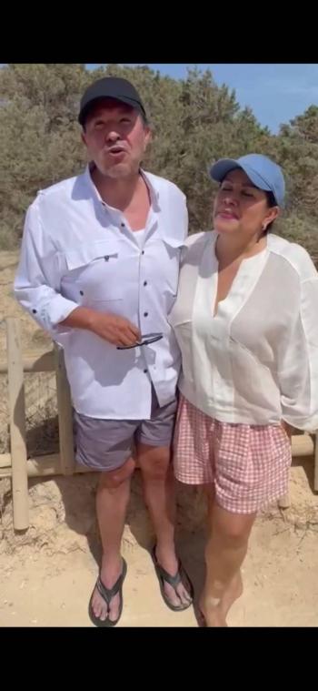 Monreal aclara que s&iacute; est&aacute; en Espa&ntilde;a, de vacaciones por aniversario de bodas