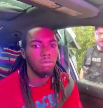 Exigen despido de polic&iacute;a de Florida que golpe&oacute; a joven negro en video viral