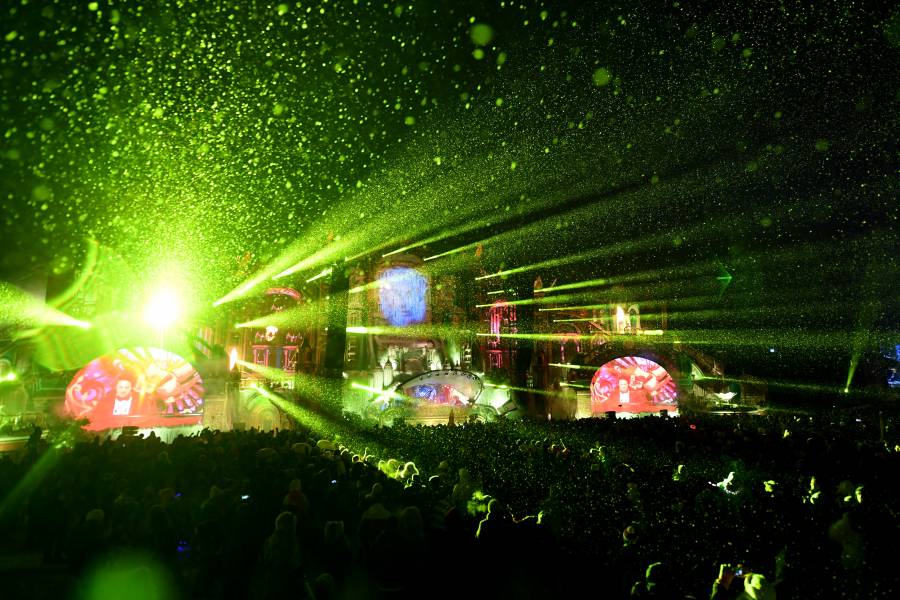 Tomorrowland implementa vasos reutilizables e inteligentes para reducir impacto ambiental