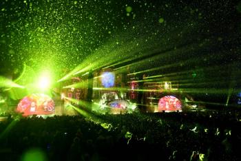 Tomorrowland implementa vasos reutilizables e inteligentes para reducir impacto ambiental