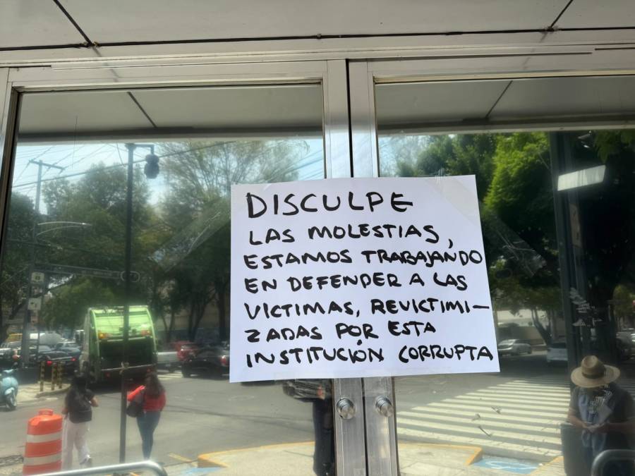 Tercer día de protesta en la CEAV; víctimas exigen destitución de Yuriria Rodríguez
