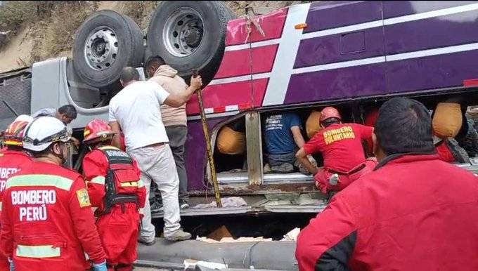 Al menos 15 muertos en accidente de autobús en los Andes de Perú