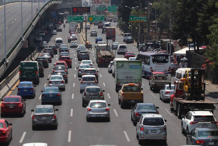Familiares de hombre desaparecido bloquean lateral del Periférico norte en Naucalpan