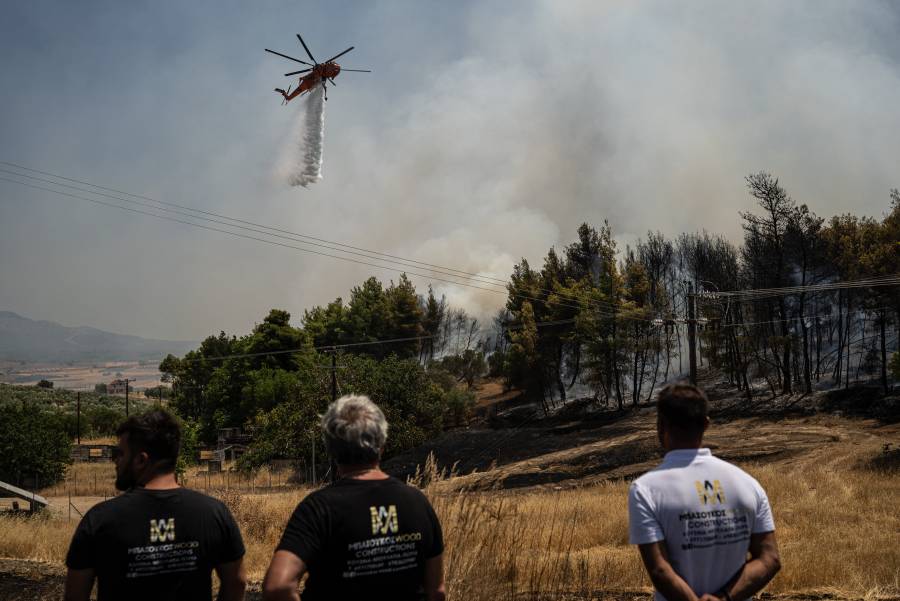 Sigue la lucha de los bomberos en Grecia contraos incendios