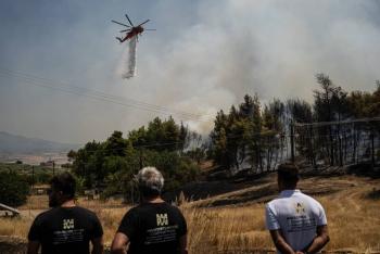 Sigue la lucha de los bomberos en Grecia contraos incendios