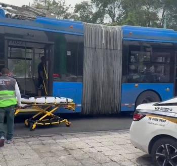 Choque entre troleb&uacute;s y autom&oacute;vil deja siete heridos en la CDMX