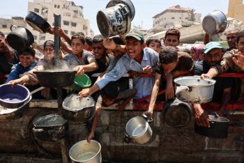 Israel anuncia pausa parcial de combates en Gaza; camiones con ayuda cruzan la frontera