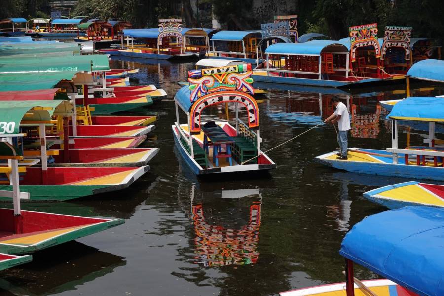 Autoridades rescatan a 30 personas atrapadas en una trajinera en Xochimilco