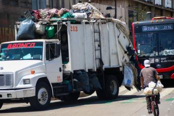 Trabajadores de limpia se manifiestan en la colonia Centro; demandan mejoras laborales frente a la Direcci&oacute;n de Capital Humano