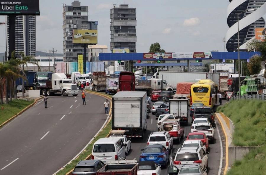 Transportistas protagonizan bloqueos en Puebla por ola de robo y violencia en carreteras