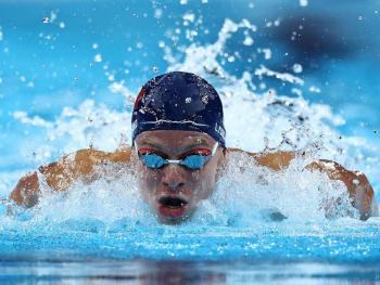 L&eacute;on Marchand bate el r&eacute;cord del mundo de los 200 metros combinados
