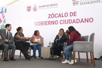 Brugada atiende a ciudadanos en jornada 37 del Zócalo de Gobierno