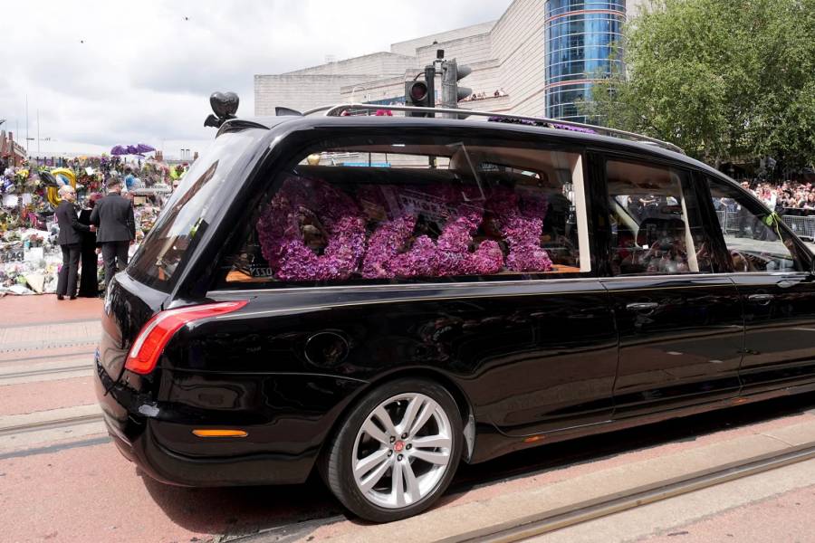 Miles despiden a Ozzy Osbourne en emotiva procesión en Birmingham