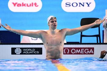 Marchand a&ntilde;ade un oro a su r&eacute;cord mundial de nataci&oacute;n, McIntosh vuelve a ganar
