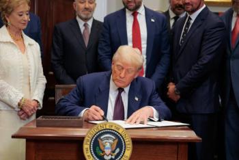 Donald Trump eleva al 35% los aranceles a los productos canadienses