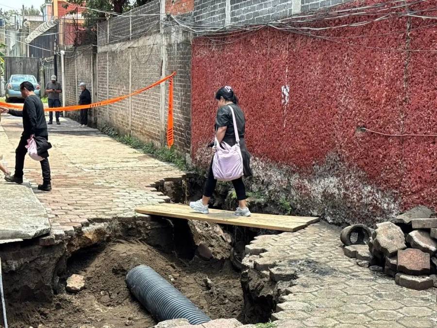 Socavón de 15 metros en Xochimilco obliga desalojos tras intensas lluvias