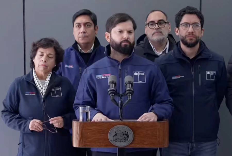 Boric supervisa labores de búsqueda de cinco mineros atrapados en mina en Chile