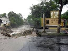 Ríos de Colima se desbordan tras intensa tormenta; Protección Civil atiende 37 incidentes
