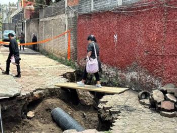 Socavón de 15 metros en Xochimilco obliga desalojos tras intensas lluvias