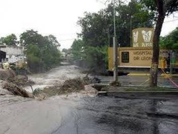 Ríos de Colima se desbordan tras intensa tormenta; Protección Civil atiende 37 incidentes