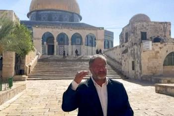 Un ministro israelí de extrema derecha ora en la Explanada de las Mezquitas en Jerusalén-Este