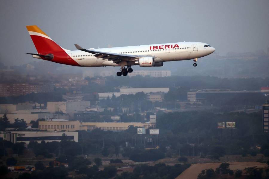 Avión de Iberia realiza aterrizaje de emergencia en Madrid tras colisión con ave de gran tamaño 