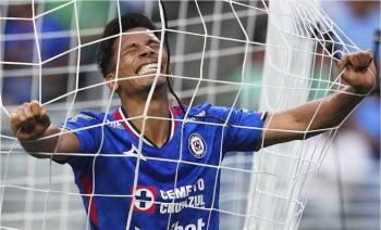 Christian Giménez estalla contra Raoul Ortiz por insinuar falta de compromiso de Cruz Azul tras goleada ante Seattle