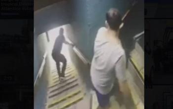 Hombre muere tras caer de escaleras al salir de un bar en Monterrey