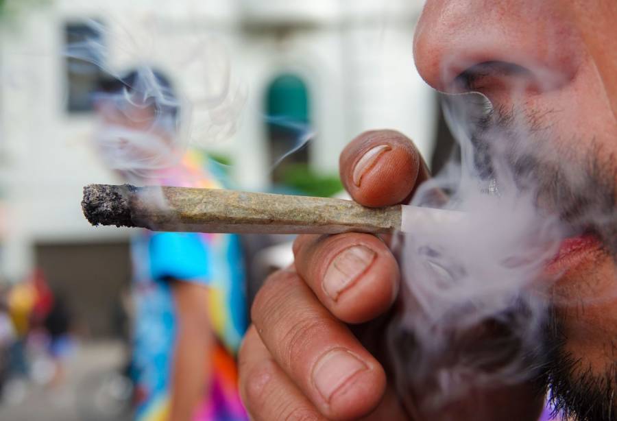 Vecinos se manifiestan contra instalación de área para consumo de mariguana en la Plaza de la Concepción 