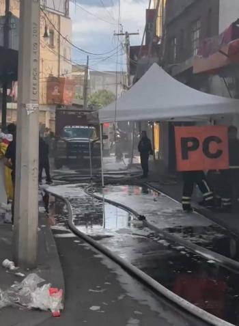 Incendio en bodegas de ropa del Centro Histórico; bomberos rescatan a dos gatitos