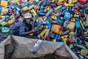 Comunidad internacional negocia en Ginebra un tratado contra la contaminación por plásticos