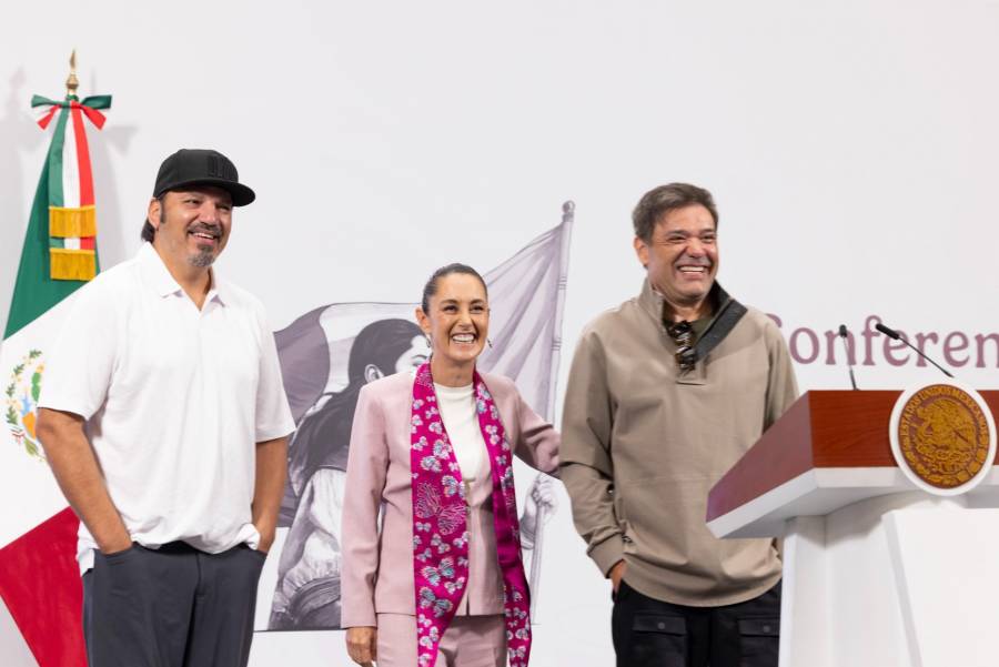 Intocable se presenta inesperadamente en Palacio Nacional tras la mañanera