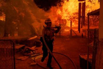 Incendio forestal se propaga en Los Ángeles; hay miles de evacuados