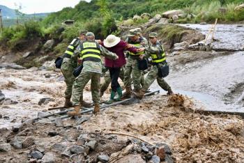 Sube a 13 el número de muertos por inundaciones en el noroeste de China