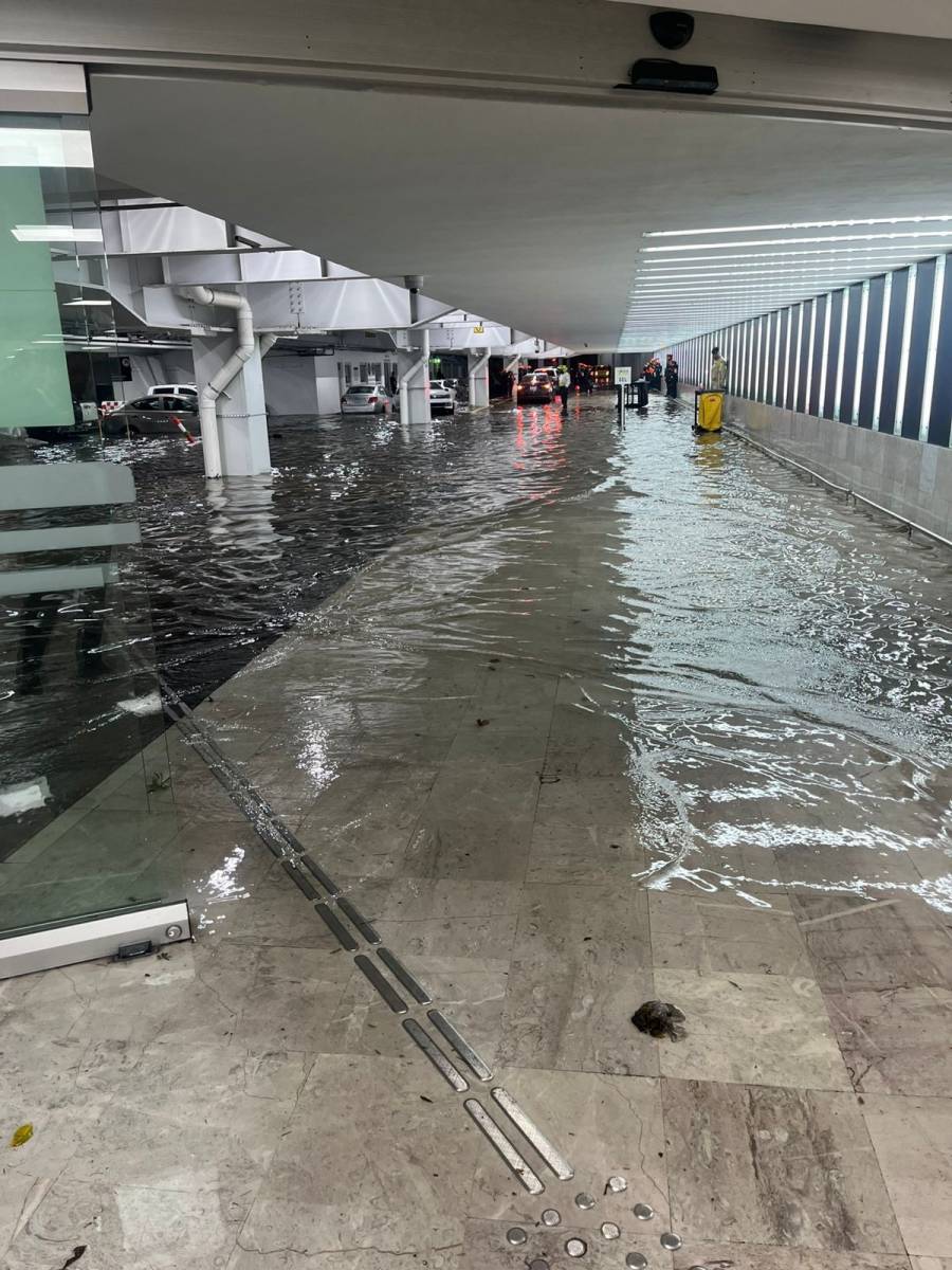 Lluvias provocan suspensión de operaciones y fuertes inundaciones en el AICM  