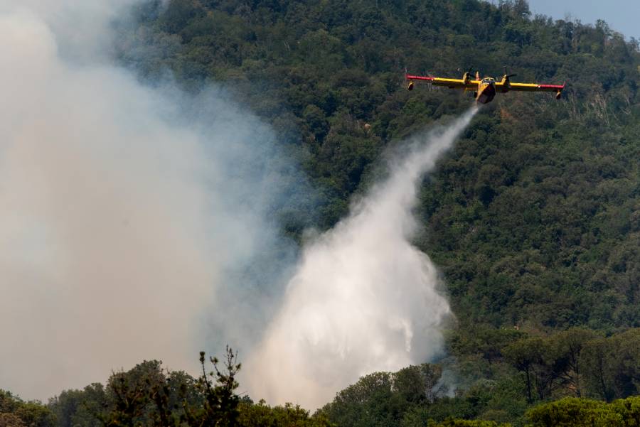 Italia sigue luchando contra el incendio en el Vesubio 