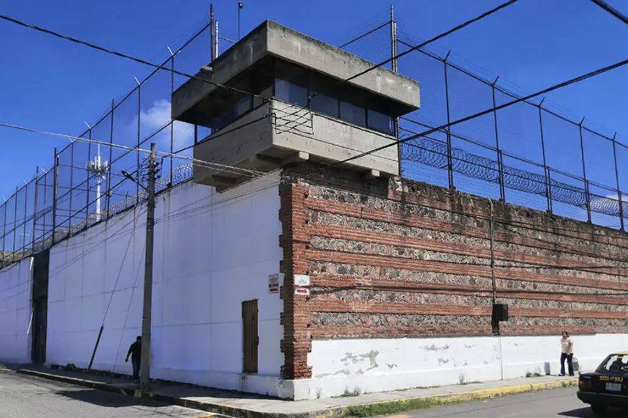 Analizan predios en San Pedro e Izúcar para reubicar penal de Cholula