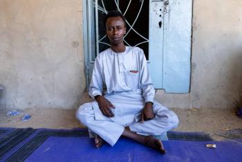 A orillas del lago Chad, un joven abandonado, obligado al exilio
