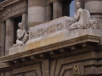 Banxico advierte riesgos por política comercial de EEUU