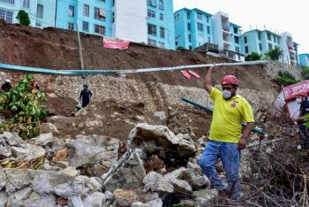 Derrumbe de 14 toneladas de material rocoso pone en riesgo a viviendas en Naucalpan