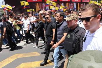 Noboa encabeza multitudinaria marcha contra la Corte Constitucional de Ecuador