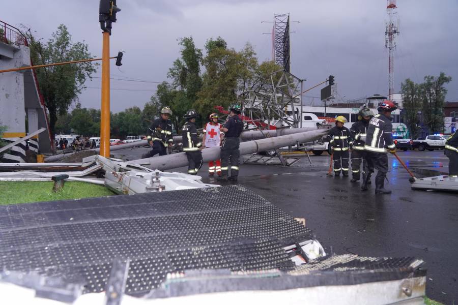 Fuerte lluvia derriba espectacular en Tlalnepantla y daña vehículos