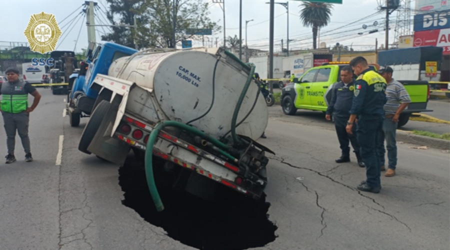 Socavón en avenida Zaragoza provoca afectaciones viales; pipa de agua queda atrapada 