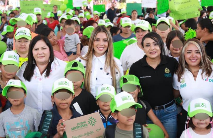 Más de 500 estudiantes de Ciudad Satélite reciben mochilas y útiles escolares en Villa de Pozos