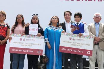 Clara Brugada entrega tarjetas para útiles y uniformes escolares a estudiantes de educación básica