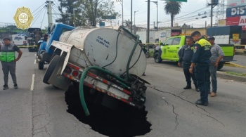 Socavón en avenida Zaragoza provoca afectaciones viales; pipa de agua queda atrapada
